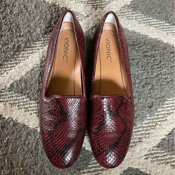 Vionic Willa Boa Slip On Shoes Wine Snakeskin Print Flat Loafers Size 8.5 - Picture 2 of 9